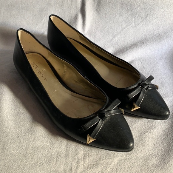 BCBG Generation Black Flats with Gold Tipped Bows - Picture 1 of 5
